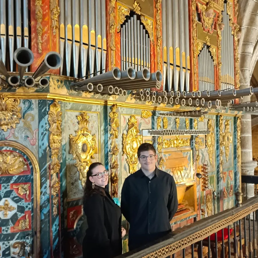 Directora y organista junto al órgano policromado