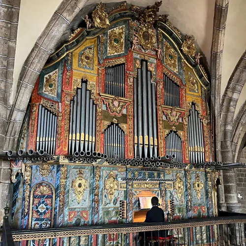 Detalle del órgano policromado de la iglesia